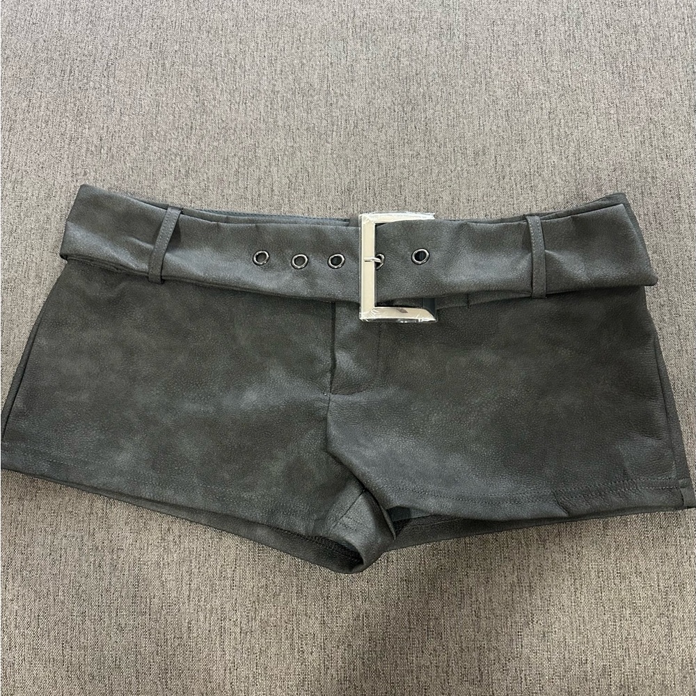 Floerns Stylish Y2K Faux Leather Mini Shorts with Belt